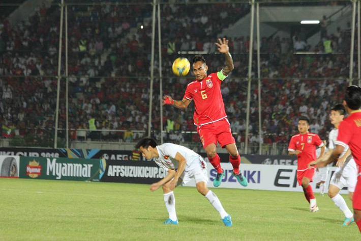 Những tình huống vào bóng hết sức nguy hiểm của cầu thủ Myanmar nhiều lần khiến các cầu thủ ĐT Việt Nam phải nằm sân trong đau đớn.