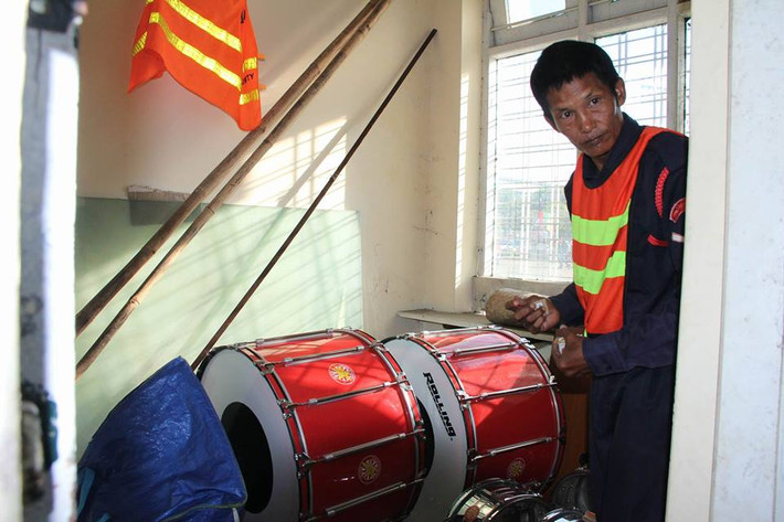 Chưa dừng lại ở đó, các dàn trống của hội CĐV Việt Nam chuyển từ nước nhà sang cũng bị BTC giữ lại ở ngoài và không được đem vào để cổ vũ. Tuy vậy, các CĐV máu lửa của VFS đã nghĩ ra cách để không bị lạc lõng giữ hơn 30.000 CĐV Myanmar.
