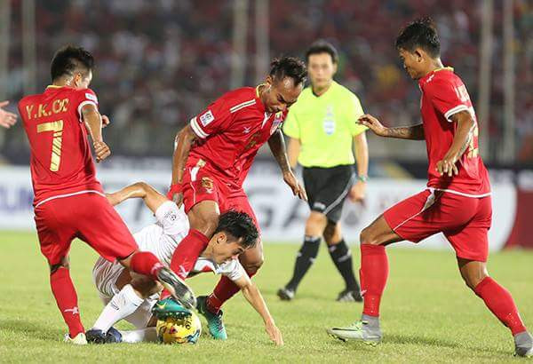 Không chỉ bị dồn ép trên khán đài, đất nước đăng cai AFF Cup 2016 còn tỏ ra chơi khá xấu với ĐTQG Việt Nam trên sân.