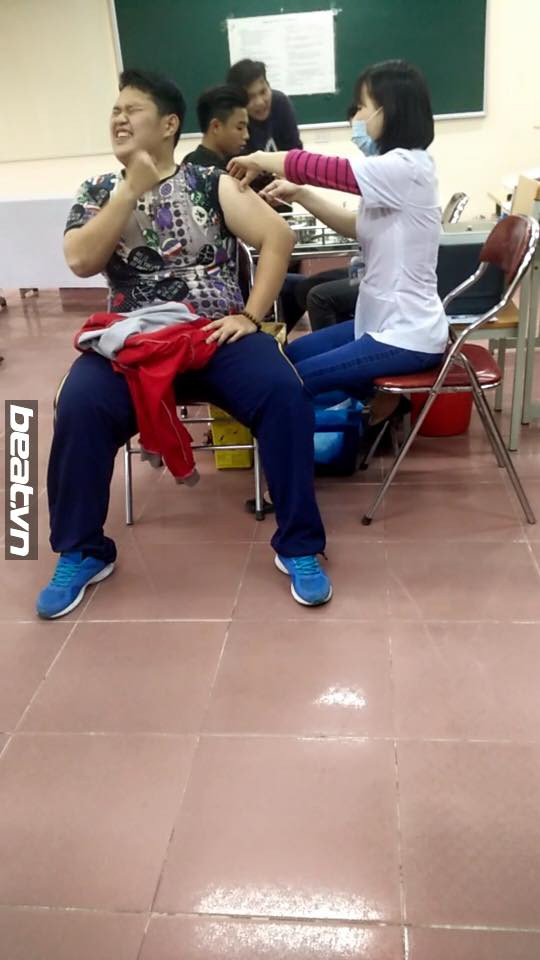 Do phải tiêm vào bắp và những vùng có cơ nên nhiều học sinh sẽ có cảm giác vô cùng buốt và đau đớn.