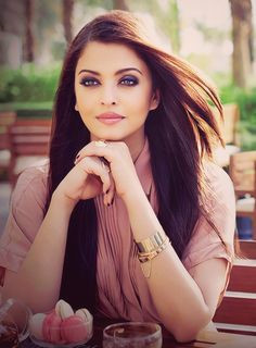Aishwarya là đại diện của Ấn Độ tại cuộc thi HHTG 1994. Vẻ đẹp quyến rũ, phong cách đĩnh đạc và sự thông minh đã giúp cô trở thành Hoa hậu Thế giới, đồng thời cô được tôn vinh là hoa hậu của các hoa hậu, hoa hậu đẹp nhất mọi thời đại.