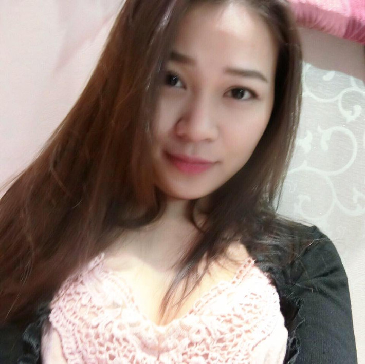 Sở hữu khuôn mặt khả ái, da trắng, môi hồng, chân dài, thân hình với đường cong gợi cảm, ăn mặc trẻ trung là những gì những thực khách dễ dàng nhận ra khi ngắm nhìn vẻ đẹp của cô chủ quán.