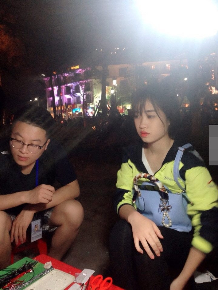 Một cô hot girl bán hàng lề đường nữa cũng vừa được các cư dân mạng khai quật đó là cô nàng bán hàng phụ kiện, quà lưu niệm.