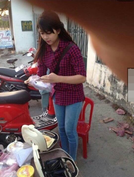 Sau một thời gian tìm kiếm, cuộc điều tra của cư dân mạng đã có kết quả. Cô gái xinh đẹp bán xúc xích trên có tên là Huỳnh Khánh Vy, sinh năm 1995 tại TP HCM.