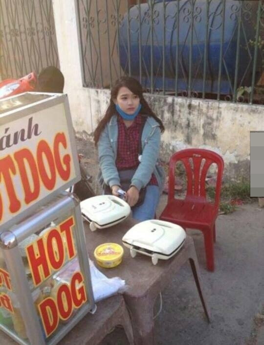 Bên cạnh cô nàng xinh đẹp bán xôi thì hot girl bán xúc xích cũng là một phát hiện mới của các thành viên mạng. Ngay lập tức một cuộc điều tra trên diện rộng đã được mở ra để truy tìm tung tích và địa chỉ bán hàng của cô gái trên.