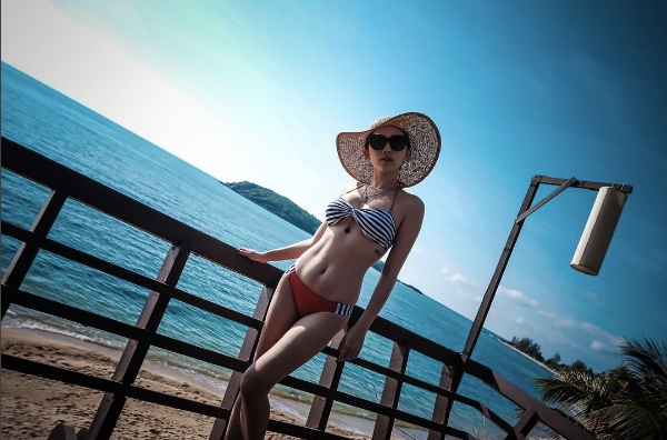 "Chiêu" bắt chéo chân để trông đỡ lùn lúc mặc bikini được các nàng sử dụng khá nhiều.