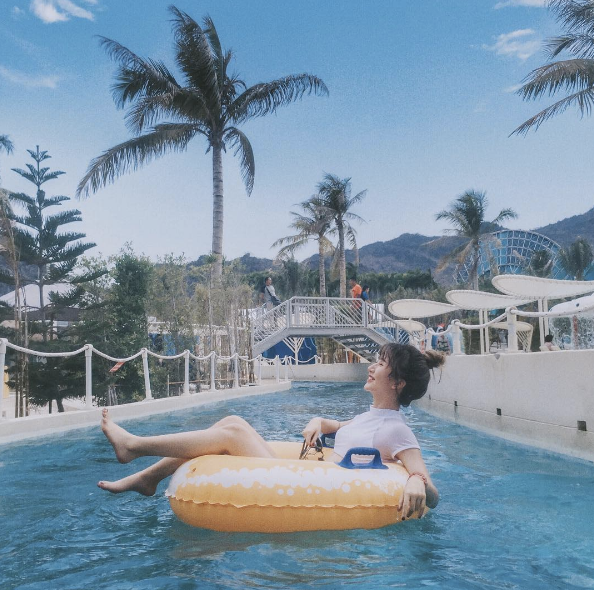 Đeo kính râm, tóc xõa tung bay cũng là một cách "làm màu" bên những bộ bikini khá thịnh hành thời gian qua. Việc này, vừa che được nắng, tránh tia cực tím mà quan trọng hơn hết mà mặt không bị lộ nhiều trước ống kính