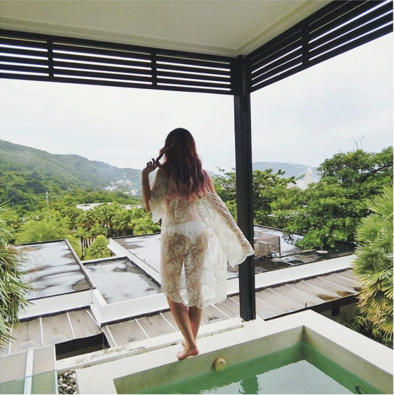 Hai bàn tay lúc này trông có vẻ hơi thừa thãi, nhưng đừng buông thõng chúng xuống, trông chán lắm! Đặt nhẹ chúng lên eo hoặc trên đùi để tạo cảm giác nhẹ nhàng, thanh thoát hơn.