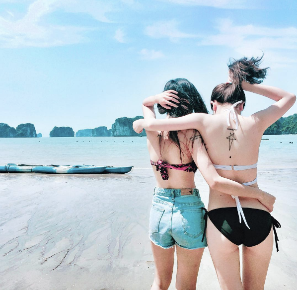 Còn việc giữ thẳng vai thì người sẽ cân đối hơn. Nếu có thể thì hãy khuyến mãi một nụ cười thật tươi vào hình.