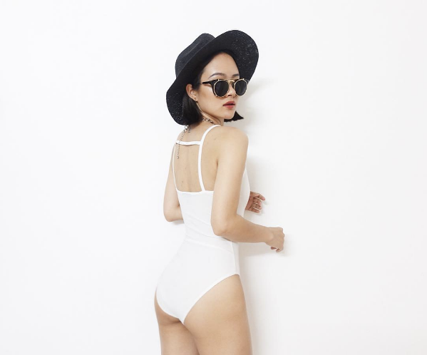 Cách chụp ảnh bikini đẹp đầu tiên các bạn cần phải nhớ đó là khi chụp bạn nên Ngẩng cái cắm lên và thẳng đôi vai. Việc hơi ngước cằm lên sẽ giúp mặt bạn bớt đi được chút mỡ thừa dưới cằm, tình trạng hai cằm cũng sẽ được cải thiện đáng kể, mặt dĩ nhiên trông sẽ bé hơn.