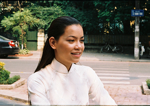 Năm 2005, Hồ Ngọc Hà chưa phải là cái tên “đình đám” như bây giờ. Ngoài vai trò người mẫu, Hồ Ngọc Hà mới chỉ chạm ngõ phim ảnh qua vai diễn Hương trong Hoa cỏ may.