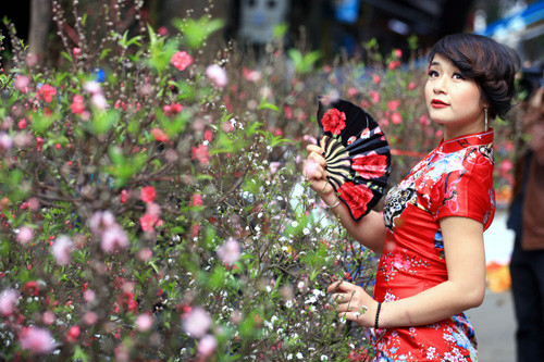 Những chợ hoa này là địa điểm chơi xuân được các bạn trẻ có thể dạo qua những vườn hoa, chợ hoa này để thưởng thức không khí mùa xuân ngập tràn, để mua tặng gia đình, bạn bè một vài loại cây xanh, những bó hoa tươi hoặc chỉ đơn giản là chụp những bức ảnh đẹp giữa vườn hoa rực rỡ sắc màu