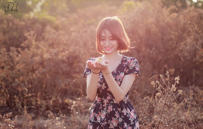 Nhờ nét xinh xắn trên khuôn mặt, Minh Ngọc bỗng dưng trở thành cái tên "hot" trên mạng xã hội và là cái tên được rất nhiều cư dân mạng tìm kiếm trong những ngày gần đây.