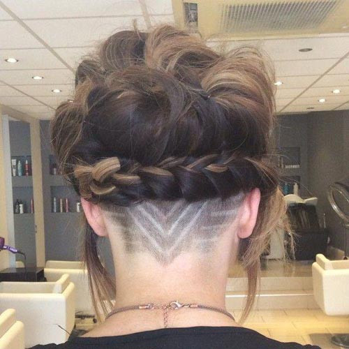 Việc tết tóc lên cao để lộ ra những đường họa tiết trên tóc tạo nên vẻ đẹp vô cùng cá tính dành cho các nàng.