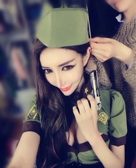 Ngay lập tức, dân mạng đã phong tặng cô nickname " hot girl mặt rắn" hay "nữ thần mặt rắn siêu vòng 1".