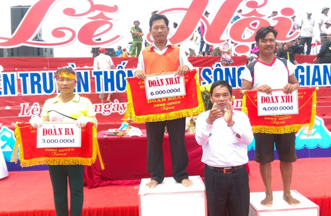 Ông Nguyễn Quang Năm, Bí thư Huyện ủy Lệ Thủy, trao giải Nhất, Nhì, Ba toàn đoàn cho các đội đua. Ảnh: Báo Quảng Bình.