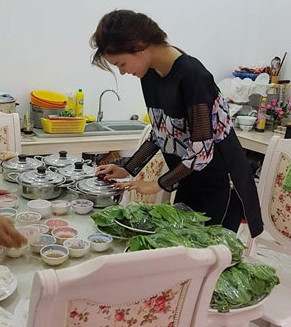 Cô siêu mẫu đình đám của showbiz Việt tự tay cắm hoa, chuẩn bị đồ ăn trong bữa tiệc thân mật.