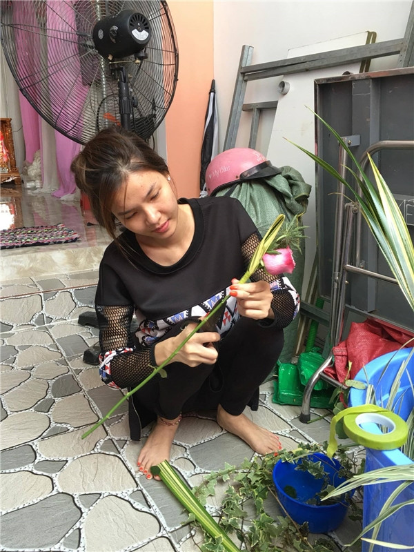 Để chuẩn bị cho ngày ăn hỏi, gia đình Kỳ Hân thậm chí đã tu sửa lại nhà cửa cách đây ít ngày để có thể có được khung cảnh tuyệt vời nhất cho ngày đặc biệt của cô con gái xinh đẹp.