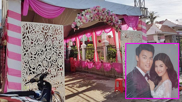 Cả hai lựa chọn tông màu trắng – hồng là chủ đạo cho lễ ăn hỏi. Bên ngoài, cổng hoa tươi vô cùng rực rỡ và tươi tắn. Phía bên trong nhà của Kỳ Hân cũng được trang hoàng vô cùng tỉ mỉ tới từng chi tiết.