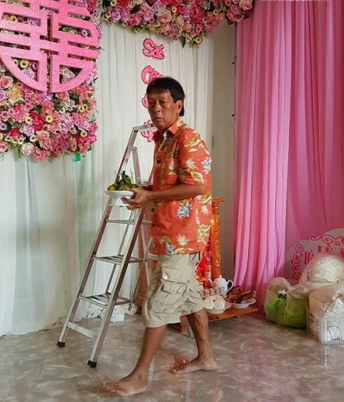 Người nhà đang gấp rút chuẩn bị cho ngày trọng đại của cô siêu mẫu tại nhà riêng ở Sóc Trăng.