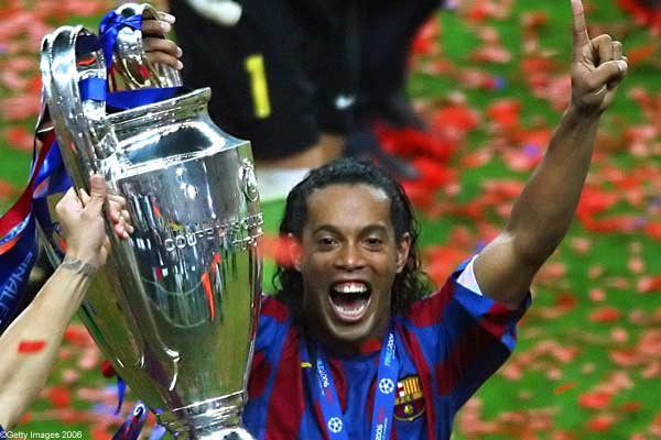 Ronaldinho sở hữu đầy đủ những danh hiệu mà cầu thủ nào cũng mong muốn. Sau quãng thời gian thành công chinh phục trời Âu và bóng đá thế giới, ngôi sao người Brazil bỗng "sinh hư", và chìm mình trong những cuộc chơi sa đà.