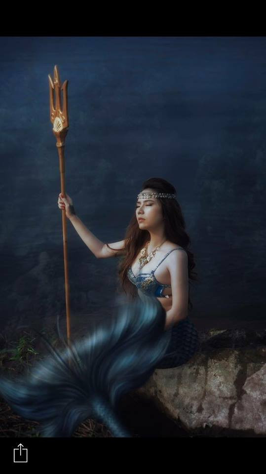 Mới đây, nhiều cư dân mạng đã đứng ngồi không yên trước bộ ảnh "mỹ nhân ngư" đẹp hút hồn của hot girl Kon Tum - Mai Phương Vy.