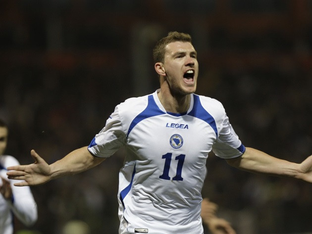 Edin Dzeko và các đồng đội phải cố gắng rất nhiều trong bối cảnh đội bóng Trung Âu đang kém 2 đội dẫn đầu 3 điểm. Ảnh: UEFA.