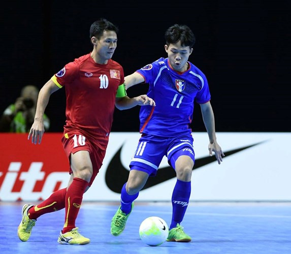 Sau khi biết đội nhà tấm vé tới FIFA Futsal World Cup 2016, thủ quân Nguyễn Bảo Quân đã chạy thẳng đến trợ lý thể lực Hector Souto để ăn mừng.