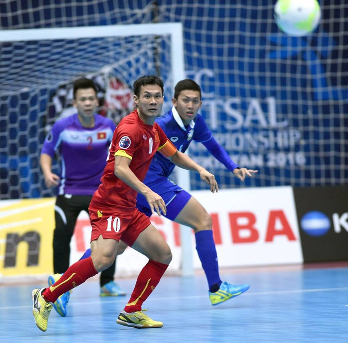 A Đây Rồi: Tuyển thủ Futsal Việt Nam - Nguyễn Bảo Quân là người được nhắc đến khá nhiều với một "giai thoại" đặc biệt. Trong men say chiến thắng, khi ăn mừng cùng đồng đội và ban huấn luyện chính Bảo Quân đã lỡ tay đấm chảy máu mồm vị trợ lý HLV người nước ngoài của ĐT Futsal Việt Nam.