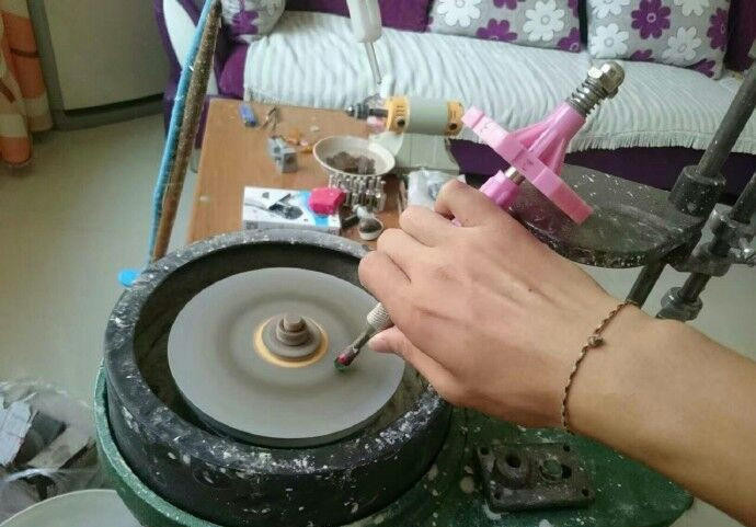 Tuy việc mài dũa này cũng hơi mất thời gian một chút, nhưng đảm bảo là dễ dàng hơn việc đi kiếm tiền mua nhẫn kim cương rất nhiều.