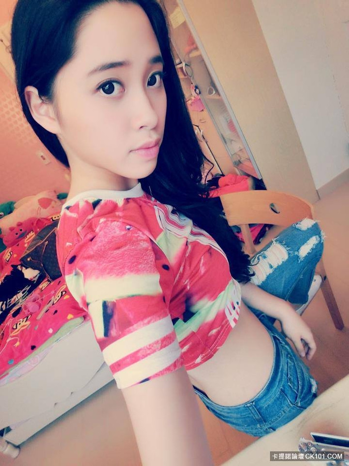 Trước khi trở về quê hương, Ouyang Nini từng theo học tại Trường Đại học Temple (Mỹ). Nhưng cô đã gác lại việc học hành để dấn thân vào con đường nghệ thuật.