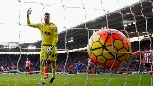 Đứng trong khung thành của đội hình tệ nhất vòng 27 Premier League 2015/2016 không ai khác đó là thủ môn của CLB Southampton là Fraser Forster. Thủ thành này đã không hoàn thành nhiệm vụ khi những phán đoán vị trí không tốt của anh khiến đội nhà thất thủ trước Chelsea với tỷ số 1-2.