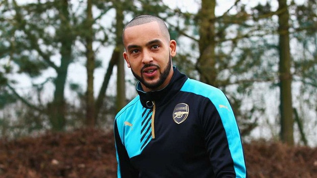 Gần như tàng hình trong trận đại chiến với Man United, Theo Walcott xứng đáng đứng trong đội hình tệ hại của vòng 27 Premier League.