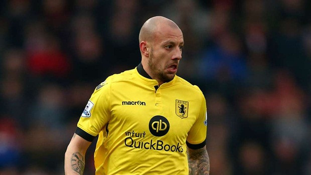 Trong trận thua 1-2 của Aston Villa trước Stoke City, Hutton là người thi đấu không tốt khi không thể chặn đứng những đợt tấn công của đối thủ.