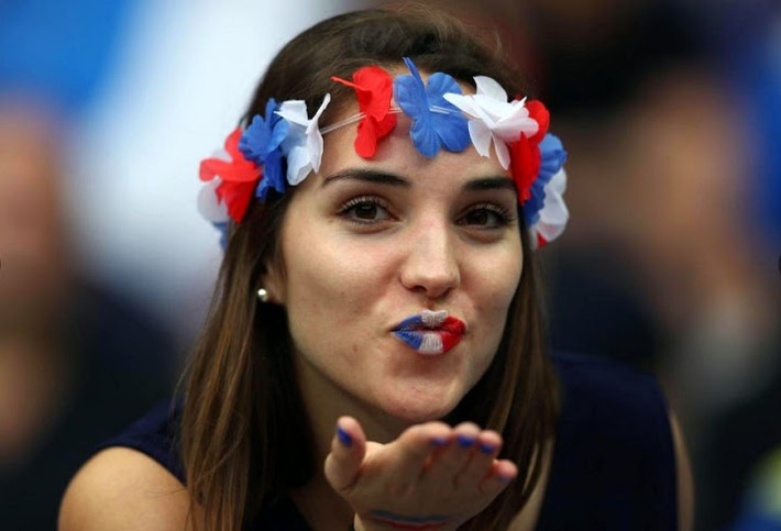 Euro 2016, sự kiện thể thao hấp dẫn nhất mùa hè 2016, mang đến nhiều bất ngờ bởi những đường bóng đẹp. Không chỉ vậy, nó còn thu hút NHM khi có sự xuất hiện của những cô nàng CĐV xinh như hoa đến từ các quốc gia tham dự.