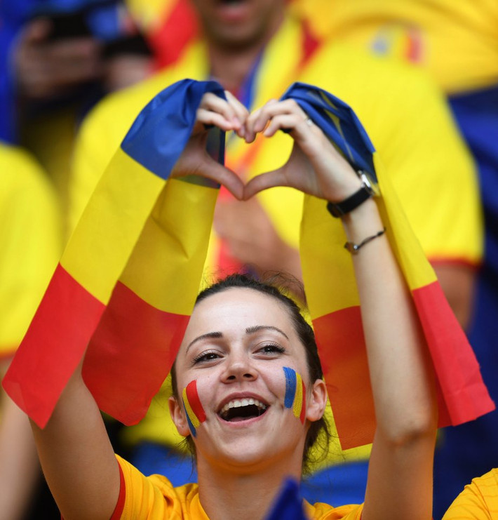 Có thể nói chính vẻ đẹp và tình yêu bóng đá của những nữ CĐV đã khiến VCK Euro 2016 trở nên nhiều màu sắc.