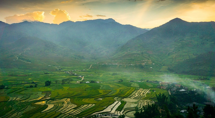 Cách Hà Nội khoảng 250 km theo quốc lộ 32, đoạn bắt đầu từ Tú Lệ qua Cao Phạ, lên tới thị trấn vùng cao Mù Cang Chải vốn đã rất nổi tiếng trên bản đồ du lịch Việt Nam, với cảnh ruộng bậc thang trải dài theo con đèo hùng vĩ Khau Phạ.