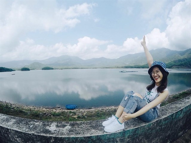Đến với nơi này, du khách sẽ được chiêm ngưỡng hồ nước xanh thăm thẳm, phẳng lặng, yên bình, choáng ngợp bởi những dãy núi nhấp nhô trùng điệp hùng vĩ, những cánh đồng cỏ mênh mông. Ảnh: aichan_nguyen