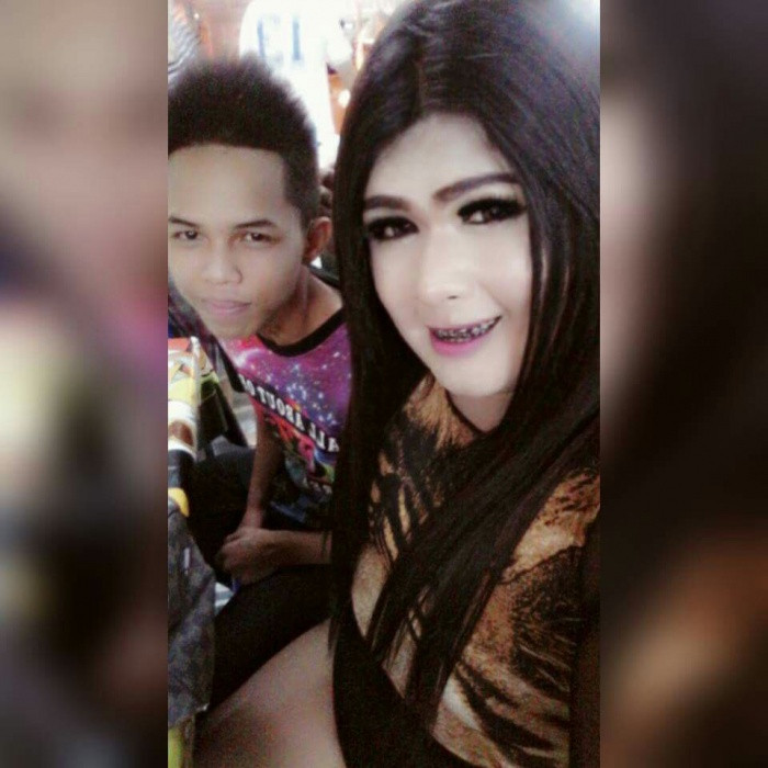 Đặc biệt, ở cặp đôi đũa lệch này người ta chú ý tới cô nàng có tên là Ekachai. Cô nàng này không sở hữu hữu vẻ ngoài đẹp lung linh hay dễ thương nhưng cô lại gây ấn tượng bởi thân hình quá khổ, gương mặt kì lạ và phong cách trang điểm độc đáo đến đáng sợ.