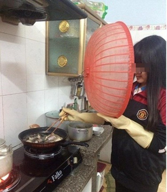 Đây là cách mà nàng dâu tương lai rán cá? Ảnh: Facebook.