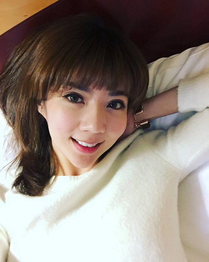 Theo tìm hiểu, nữ tiếp viên hàng không xinh đẹp đang tạo nên cơn sốt tên là Kanji Yan hay còn biệt danh là XQbee. Hiện cô đang là tiếp viên của hãng hàng không dân dụng Đài Loan – Trung Quốc và sở hữu một shop quần áo thời trang khá nổi tiếng trên mạng.