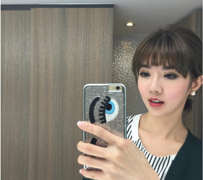 Nhờ vẻ trẻ trung, ngây thơ của Kanji Yan mà khi ngắm những bức ảnh mà cô hot girl hàng không Đài Loan – Trung Quốc chơi với con, nhiều cư dân mạng nhận định rằng chẳng khác nào hai chị em.