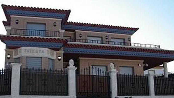 Nhà ngôi sao bóng đá tiếp theo được nhắc tới bởi độ sang trọng đó là Andres Iniesta. Căn nhà trị giá 4,6 triệu bảng này nằm ở Barcelona có cánh cửa chính khắc tên Iniesta và số 8 – số áo của cầu thủ này tại CLB. Bên trong ngôi nhà của tiền vệ này có một sảnh lớn, nơi Iniesta thường tổ chức những bữa tiệc cùng những người bạn.