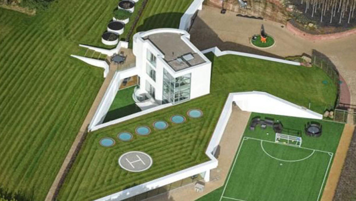 Căn biệt thự này được Balotelli thuê với mức giá 13 495 bảng/tháng. Đây không khác gì một khách sạn thu nhỏ với bể bơi, khu chơi golf, bóng đá, bóng bàn, bi-a,… Thậm chí, nó còn có một phòng để Balotelli có thể thoải mái xem phim, bạn thân của anh gọi đó là một “rạp chiếu phim mini”.