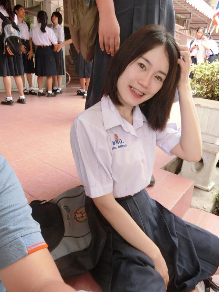 Sau khi những bức ảnh cưỡi xe phân khối lớn đến trường, cô nàng này trở thành gương mặt khá hot không chỉ trong trường mà còn trong cộng đồng mạng xứ Chùa Vàng.