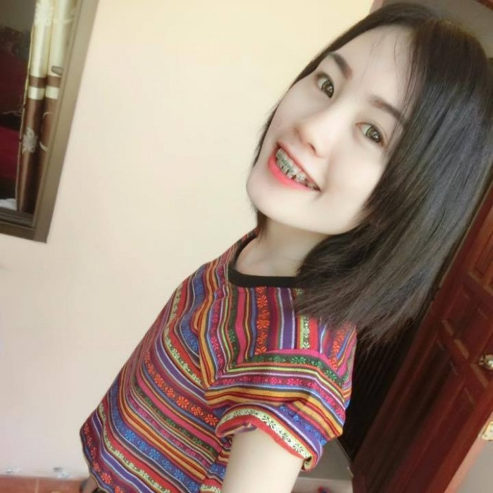 Làn da trắng bóc cùng dung nhan khiến nhiều người bất ngờ của cô nàng cưỡi xe phân khối lớn đến trường. Ảnh: Boxza.