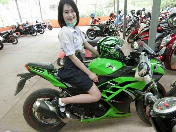 Cô nữ sinh này sở hữu thân hình mảnh khảnh cùng đôi chân thon khá đẹp...