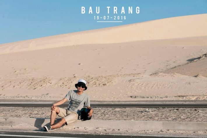 Con đường ven biển Bàu Trắng – Phan Rí Cửa men theo những triền cát trắng hoang sơ, đồi dốc với khung cảnh hai bên rất đẹp khiến bạn không thể không dừng lại để chiêm ngưỡng vẻ đẹp hút hồn mà nơi này mang lại.