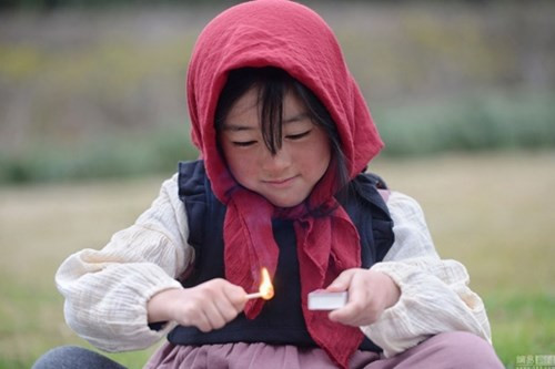 Cô bé bán diêm quẹt từng que diêm khiến nhiều người nhớ lại câu chuyện cổ tích từng gắn bó với mình khi còn ấu thơ.
