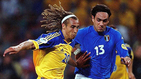 Ở kỳ Euro 2000, tiền đạo Henrik Larsson đã trình làng mẫu tóc dài màu vàng được tết từng lọn to khá cầu kỳ. Ngay sau đó, khi trở về CLB Barca, cầu thủ này đã cạo sạch đầu và chung thủy với mái tóc nam tính,